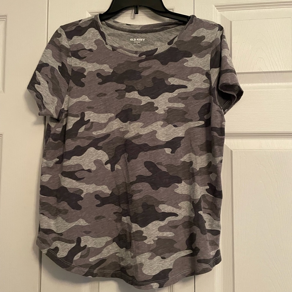 ⭐️ Old Navy Camo T Shirt⭐️